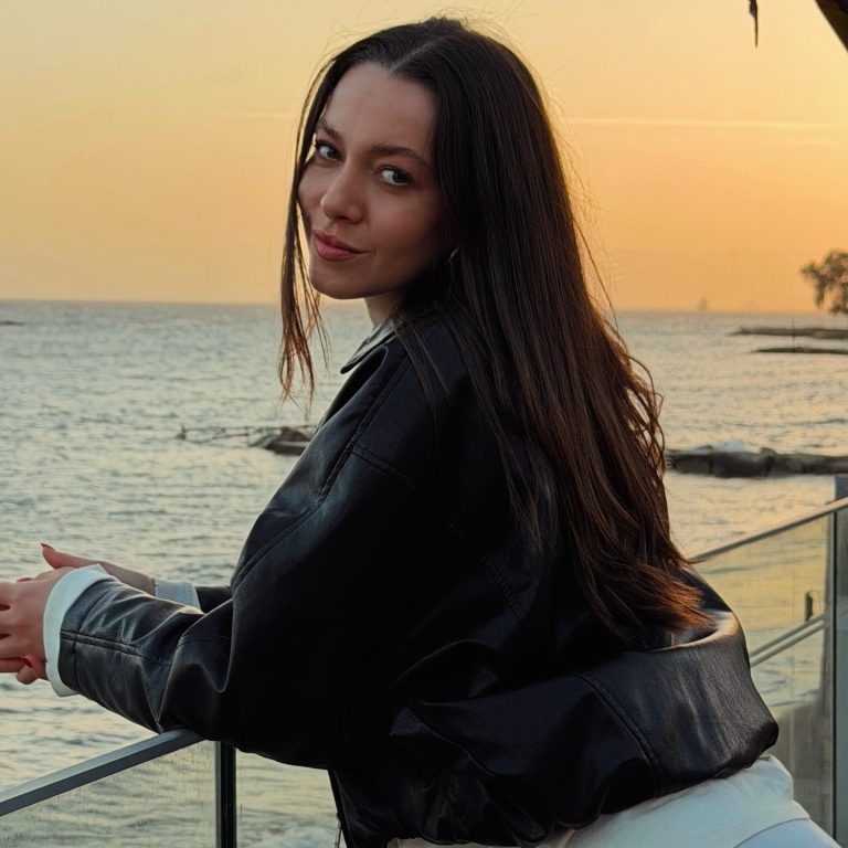 Η Εβελίνα Σκίτσκο στο ηλιοβασίλεμα