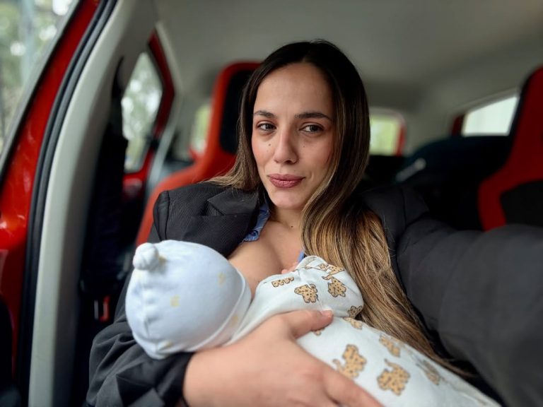 Η Ευλαμπία Ρέβη θηλάζει τον γιο της στο αυτοκίνητο