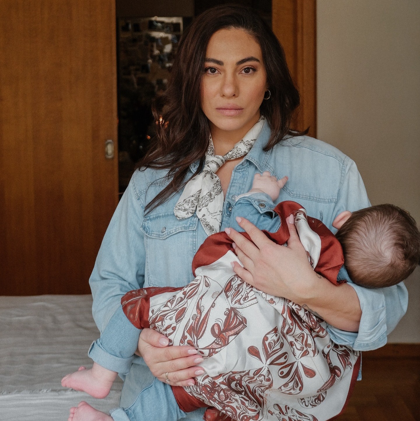 Η Ευρυδίκη Βαλαβάνη κρατώντας το μωρό της αγκαλιά