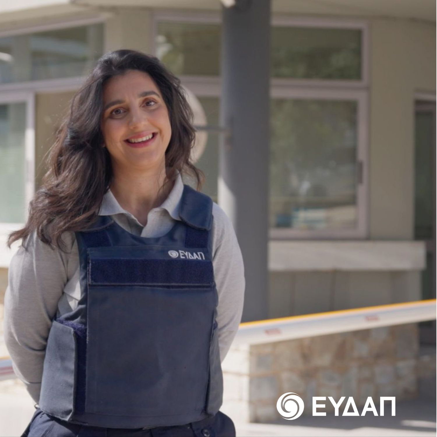 Γυναίκα σε σύγχρονο εργασιακό περιβάλλον με μήνυμα ισότητας και συμπερίληψης στην ΕΥΔΑΠ