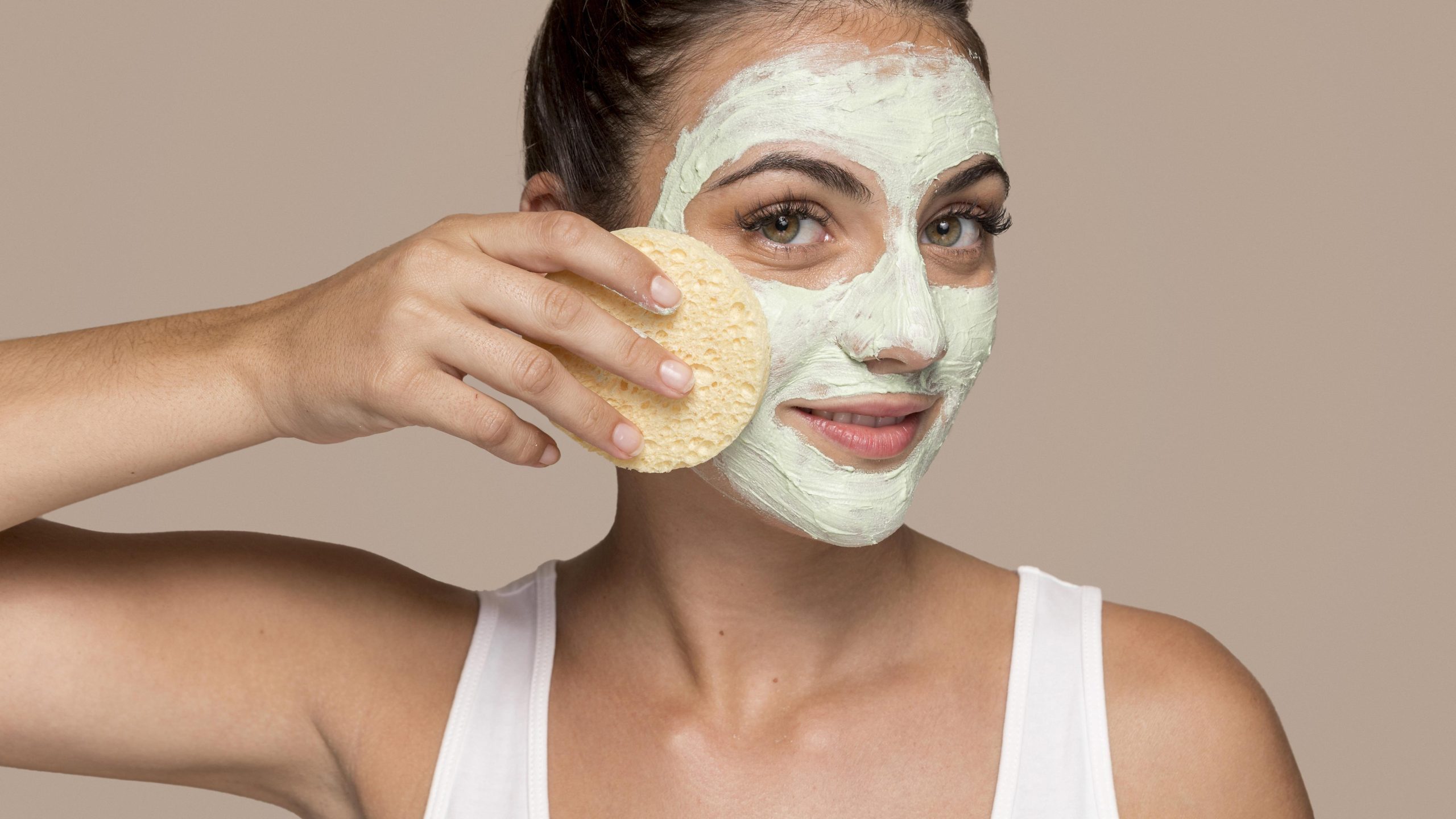 Γυναίκα βάζει μάσκα προσώπου