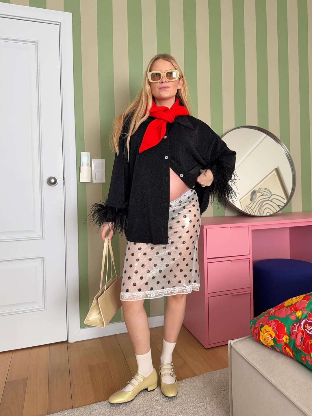 Η Carol Morais φοράει τα φτερά, την τάση της άνοιξης, στο πουκάμισό της.