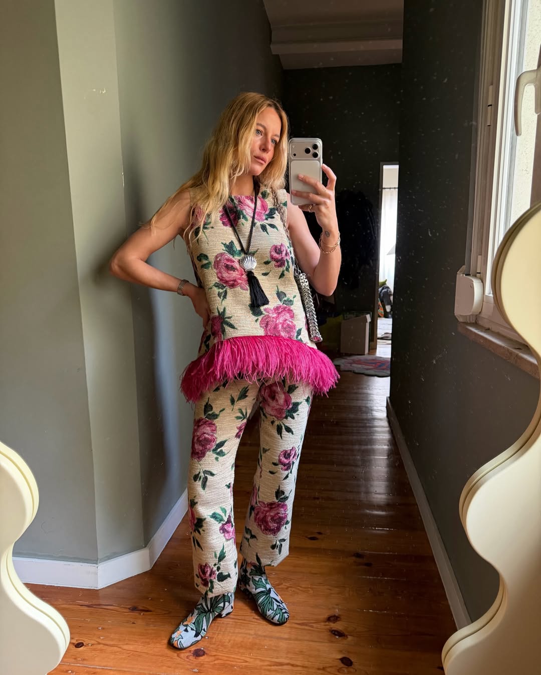 H Mafalda Patrício μάς δείχνει πώς φοράμε ένα matching σετ με πούπουλα.