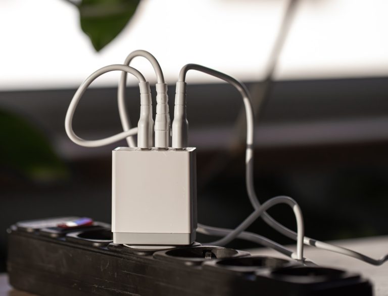 Φορτιστής σε πρίζα