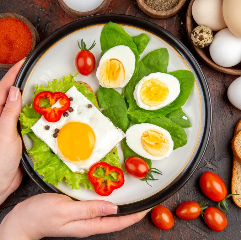 Πιάτο με βραστά και τηγανητά αυγά και ντοματίνια