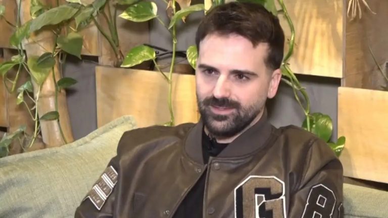 Ο Γιάννης Φακίνος μιλά για τη συνεργασία με την Κατερίνα Λιόλιου, το τραγούδι που έγραψε για τον Νότη Σφακιανάκη και σχολιάζει το Ferto του Akyla.