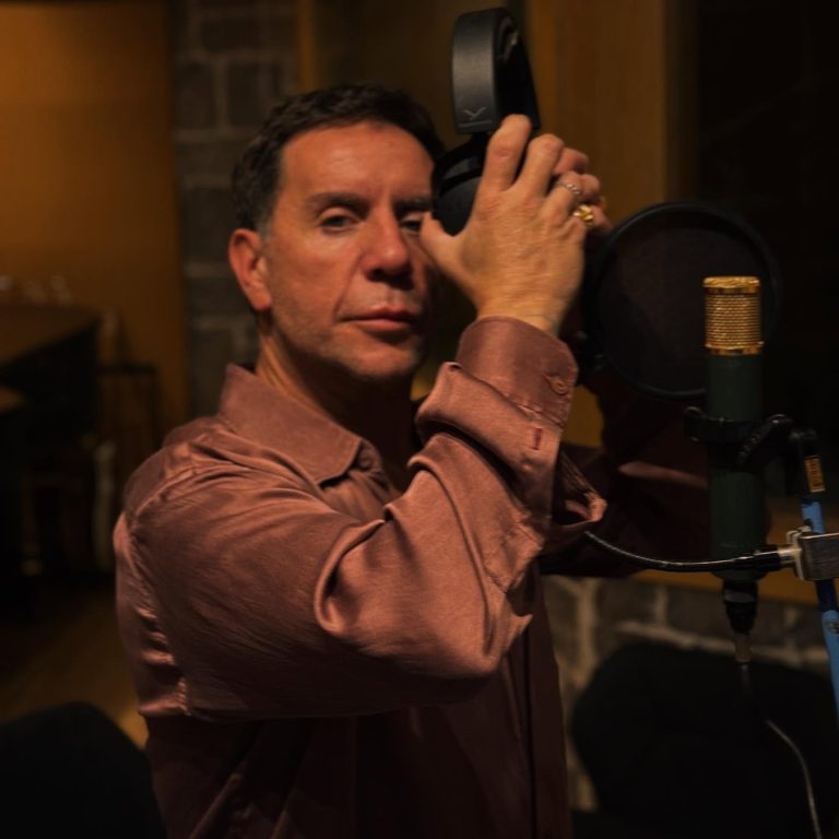 Ο Γιώργος Μαζωνάκης στο στούντιο ηχογράφησης