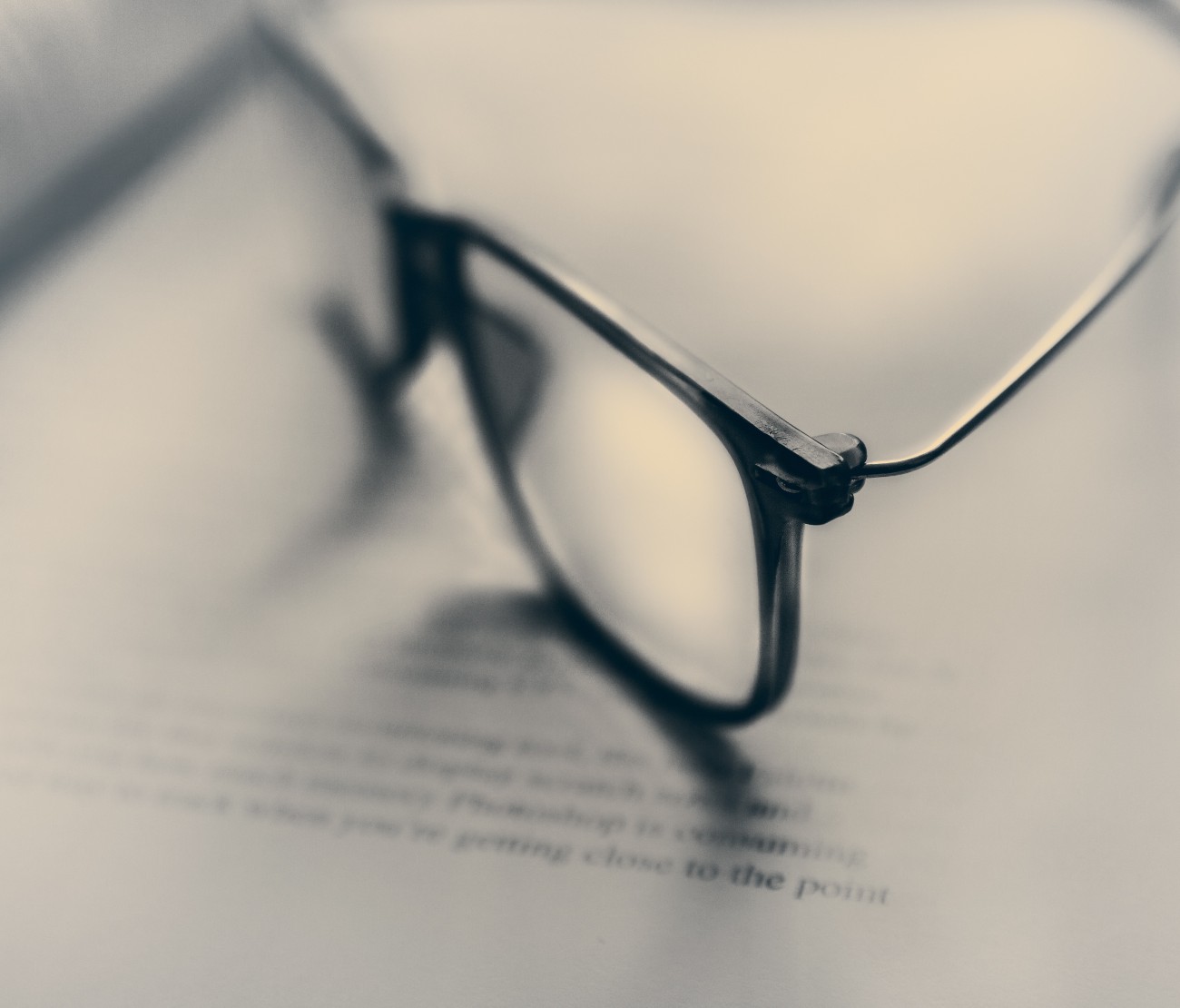 Γυαλιά οράσεως πάνω σε βιβλίο. Με γυαλιά ή χωρίς υπάρχει διαφορά ανάμεσα στο ακόμα και ακόμη.