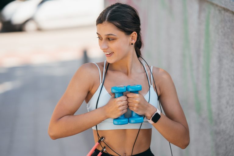 Γυναίκα γυμνάζει τους τρικεφάλους της