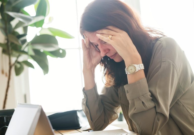 Γυναίκα που έχει πονοκέφαλο