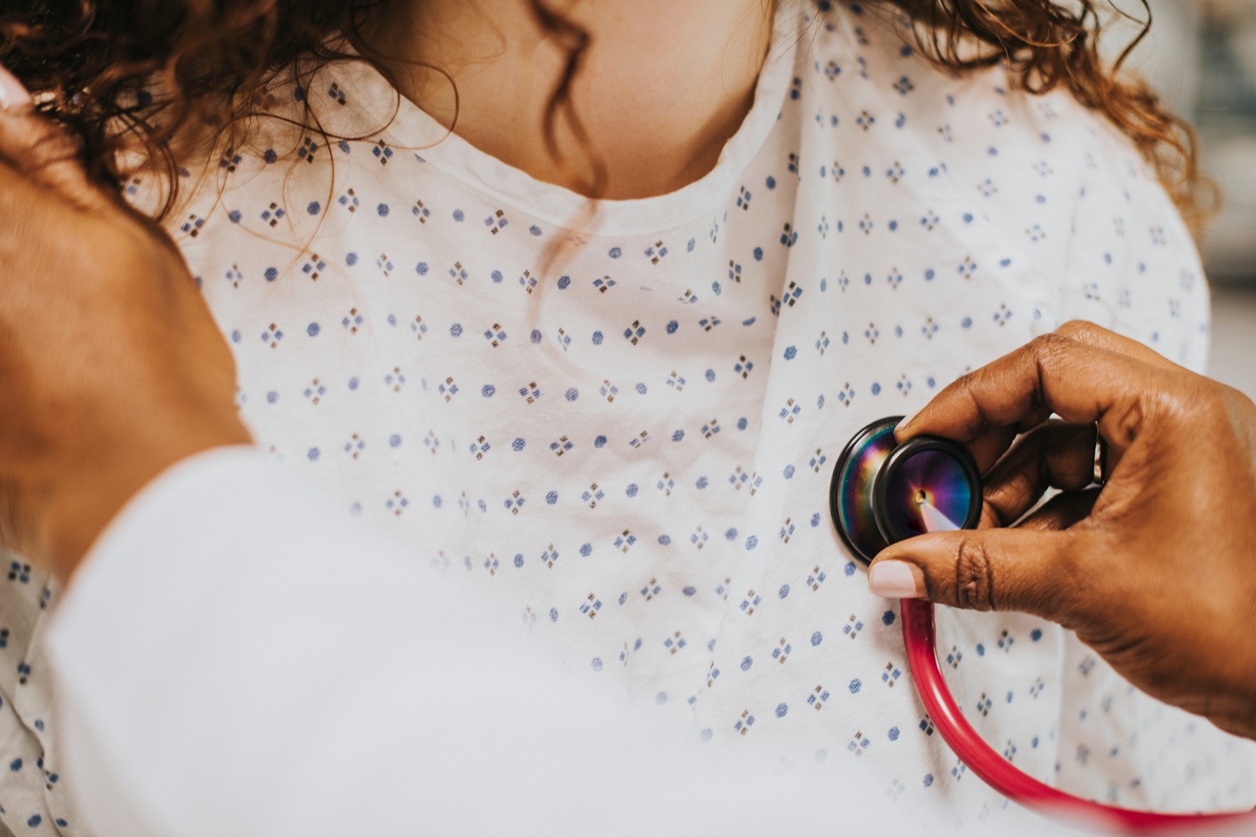 Γιατρός εξετάζει την καρδιά μιας γυναίκας. Σημειώνεται ότι ο καφές κατηγορείται  ότι προκαλεί ταχυπαλμίες ή ακόμη και αυξάνει τον κίνδυνο καρδιακών διαταραχών