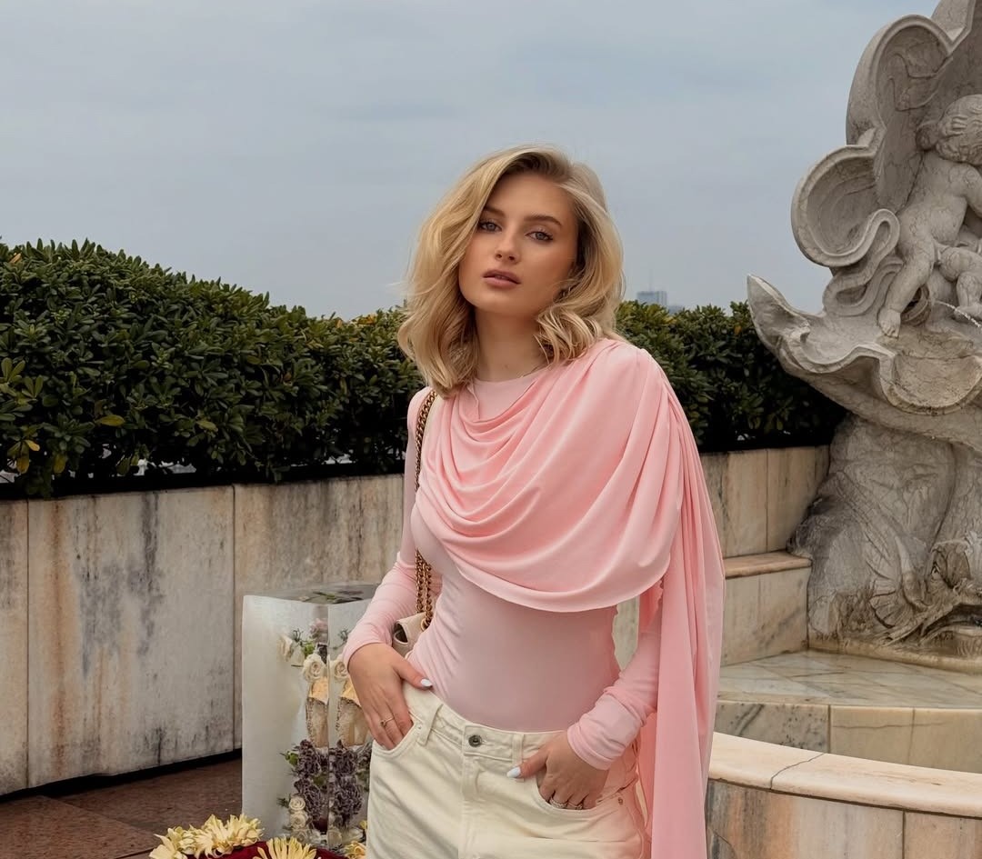 Κοπέλα στην εξοχή με πρασινάδα