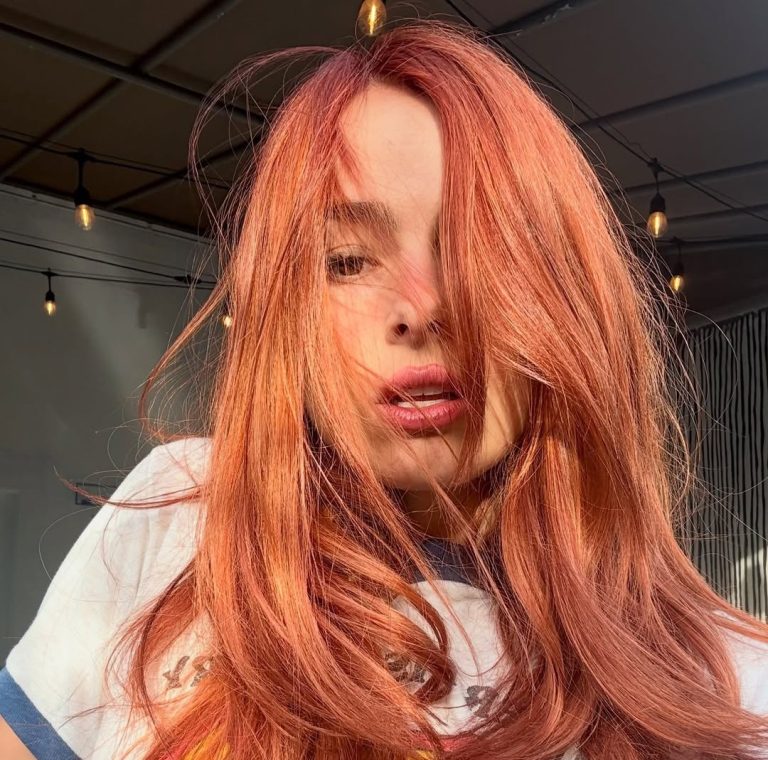 H Addison Rae με cherry copper μαλλιά