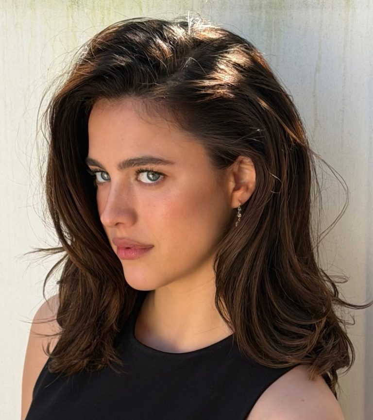 Τα καλοσχηματισμένα φρύδια της Margaret Qualley