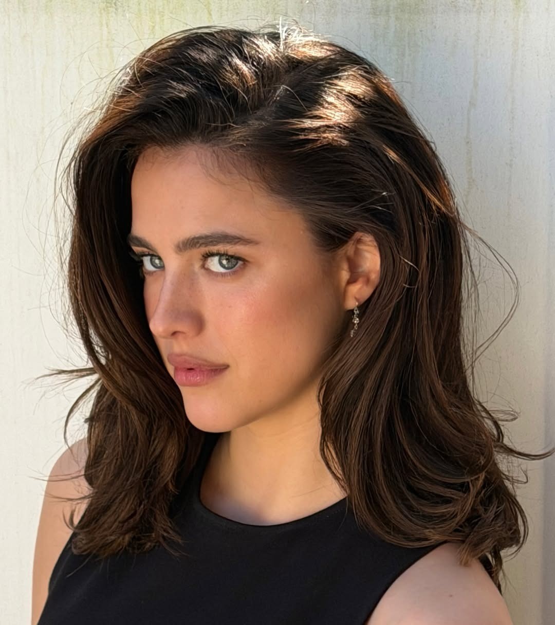 Τα καλοσχηματισμένα φρύδια της Margaret Qualley