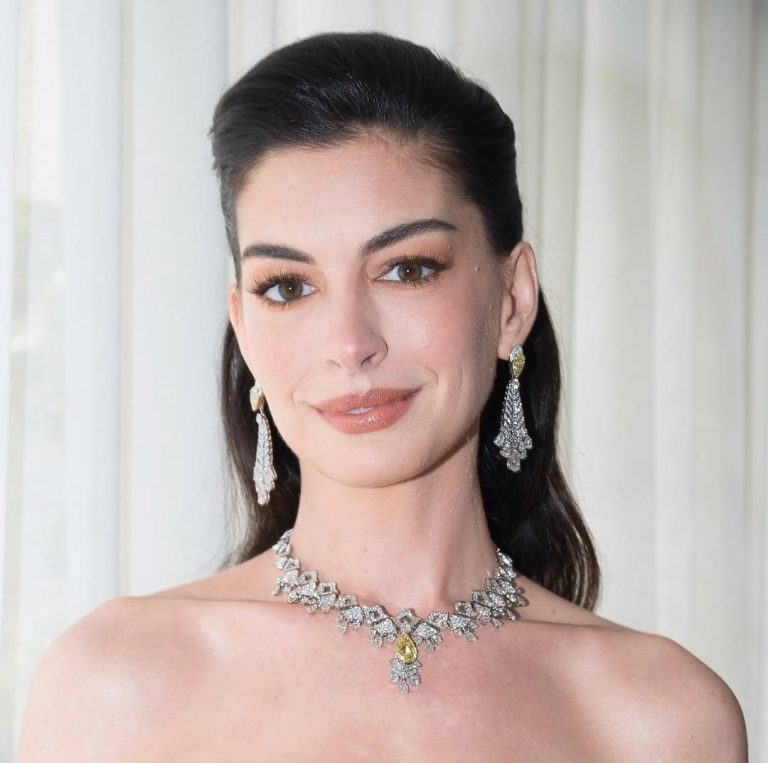 H Anne Hathaway με Βulgari κοσμήματα