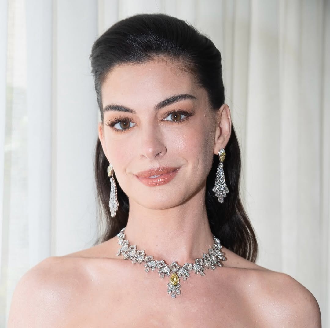 H Anne Hathaway με Βulgari κοσμήματα