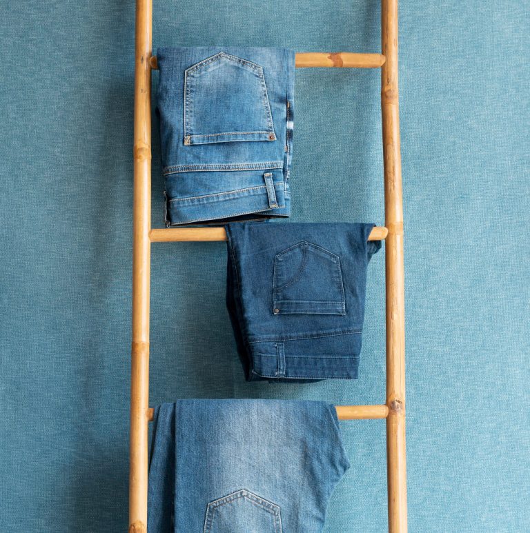 Κρεμασμένα τζιν σε σκάλα.