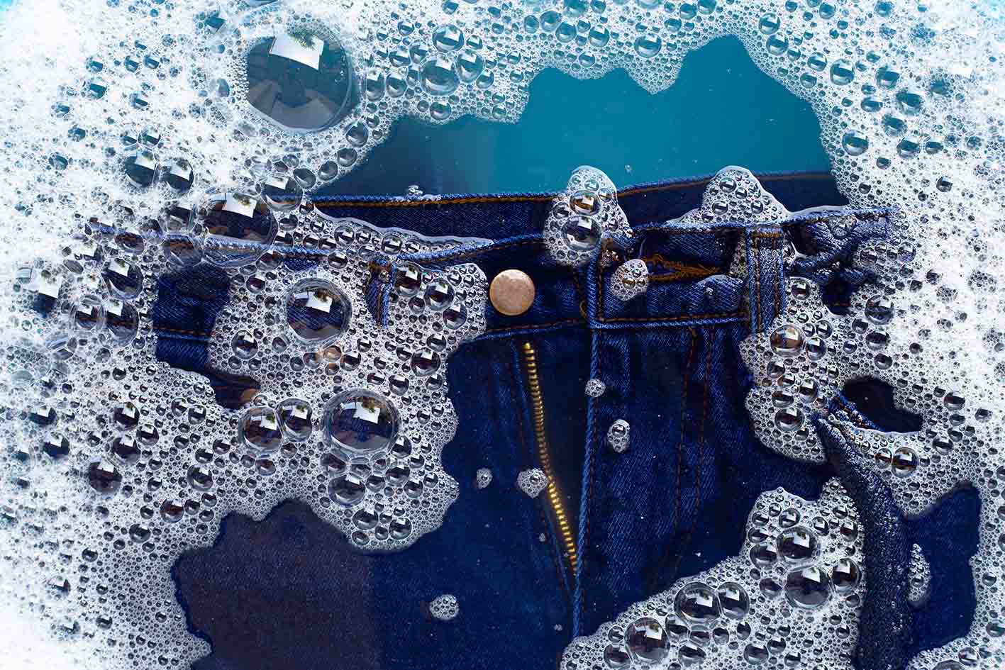 Τζιν μουλιάζει στο νερό.