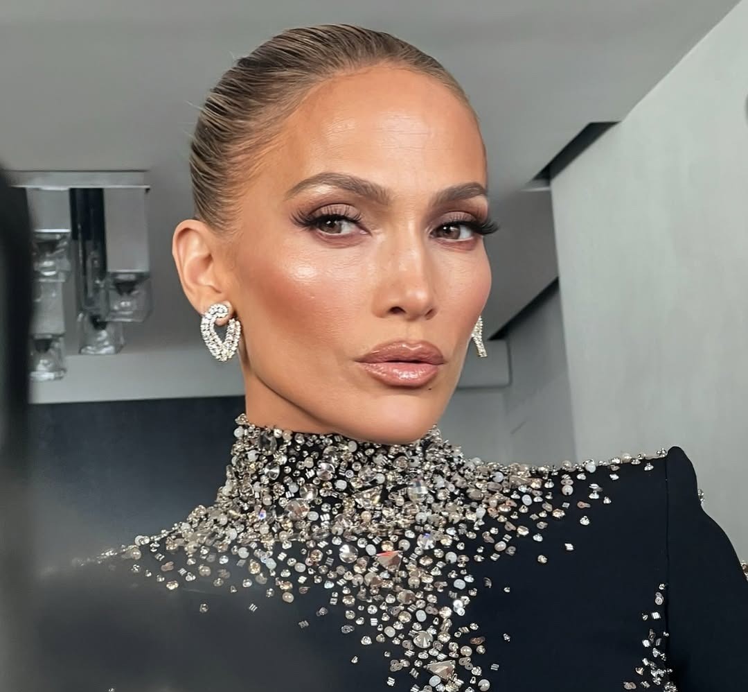 H JLo με sleek κότσο