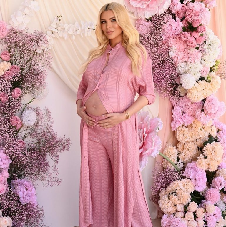 Η Κατερίνα Καινούργιου στα ροζ με φουσκωμένη κοιλίτσα