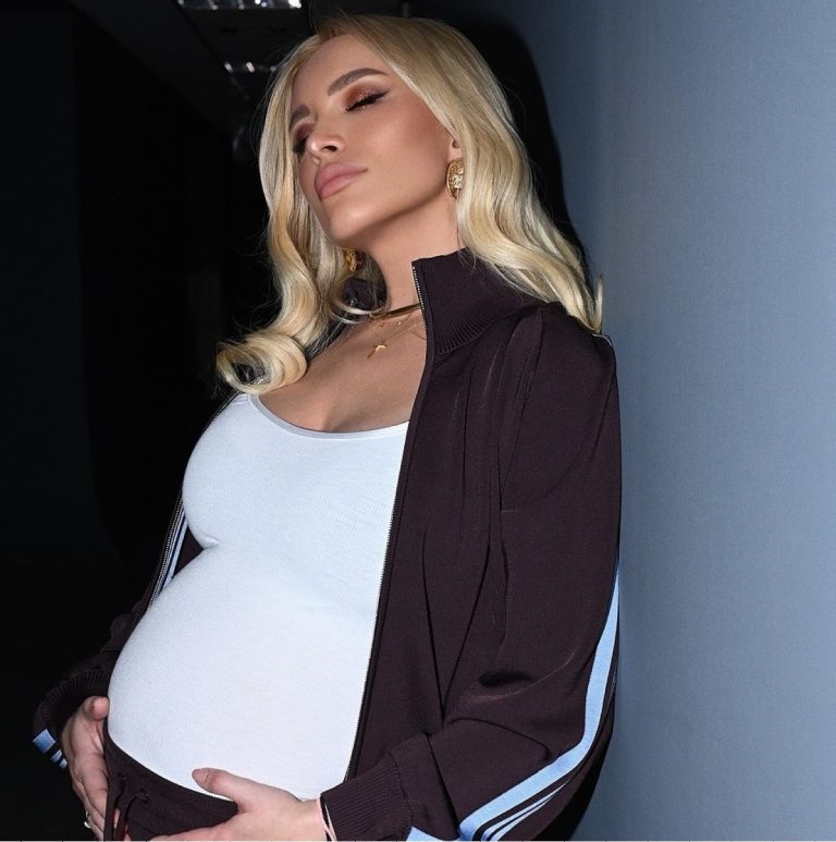 Η Κατερίνα Καινούργιου με φουσκωμένη κοιλίτσα