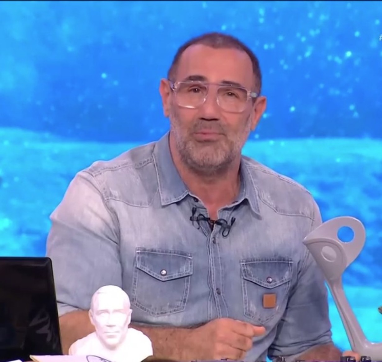 Ο ΑΝτώνης Κανάκης με πατερίτσα στο Ράδιο Αρβύλα