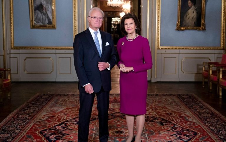 Ο βασιλιάς της Σουηδίας Carl XVI Gustaf και η βασίλισσα Silvia της Σουηδίας ποζάρουν στο Βασιλικό Παλάτι στη Στοκχόλμη, Σουηδία, στις 3 Δεκεμβρίου 2020