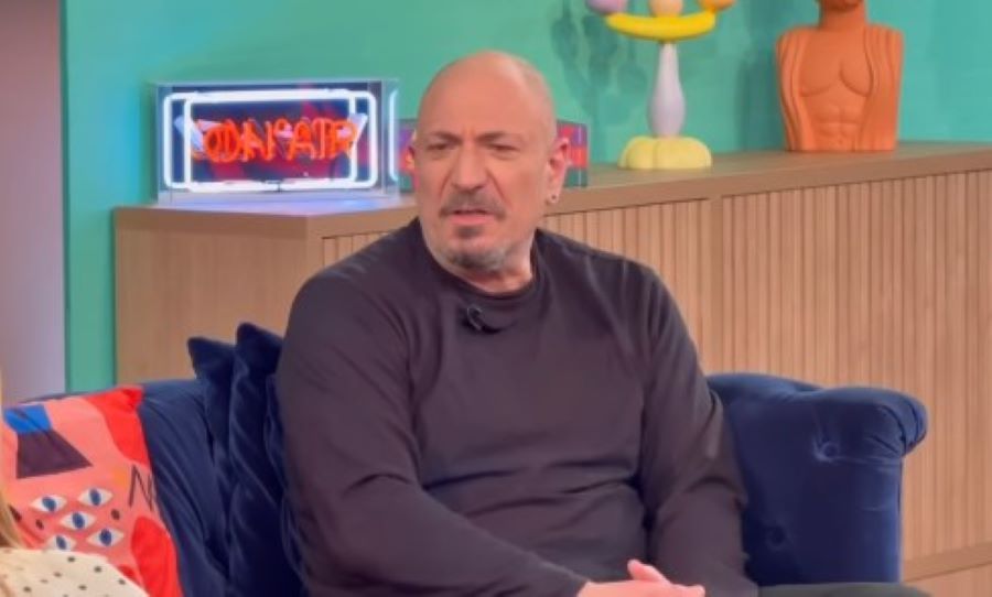 Ο Κωστής Τερζάκης μίλησε για τη γνωριμία του με τον Νίκο Φώσκολο και αποκάλυψε πώς πήρε τον ρόλο του "Ευλογητού" στη "Λάμψη"