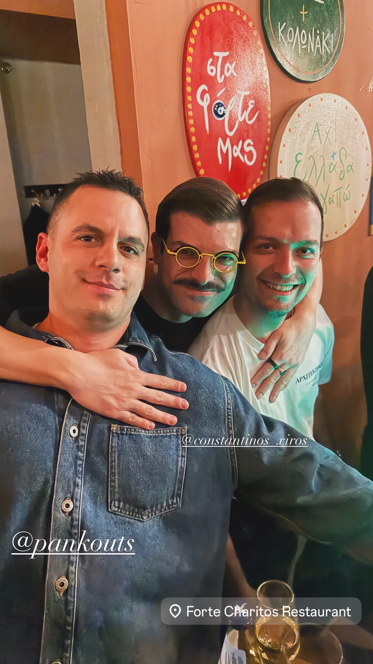 Παναγιώτης Κουτσουμπής και Φίλιππος Τσαγκρίδης αγκαλιασμένοι σε μαγαζί στο Κολωνάκι