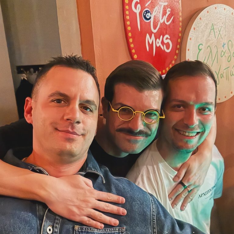 Φίλιππος Τσαγκρίδης και Παναγιώτης Κουτσουμπής ποζάρουν αγκαλιασμένοι στο Forte στο Κολωνάκι