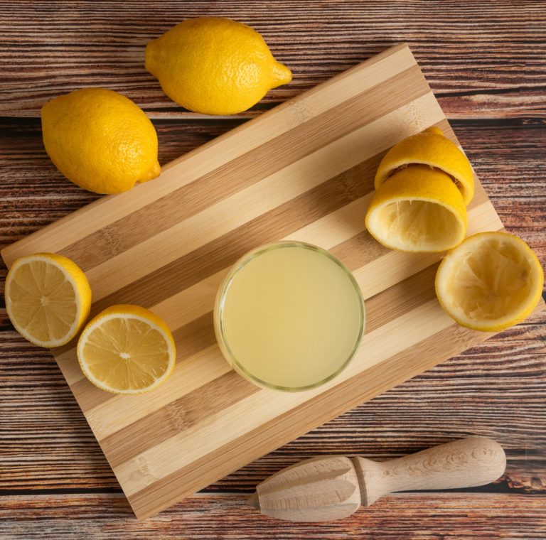 Φρέσκα λεμόνια και χυμός λεμονιού