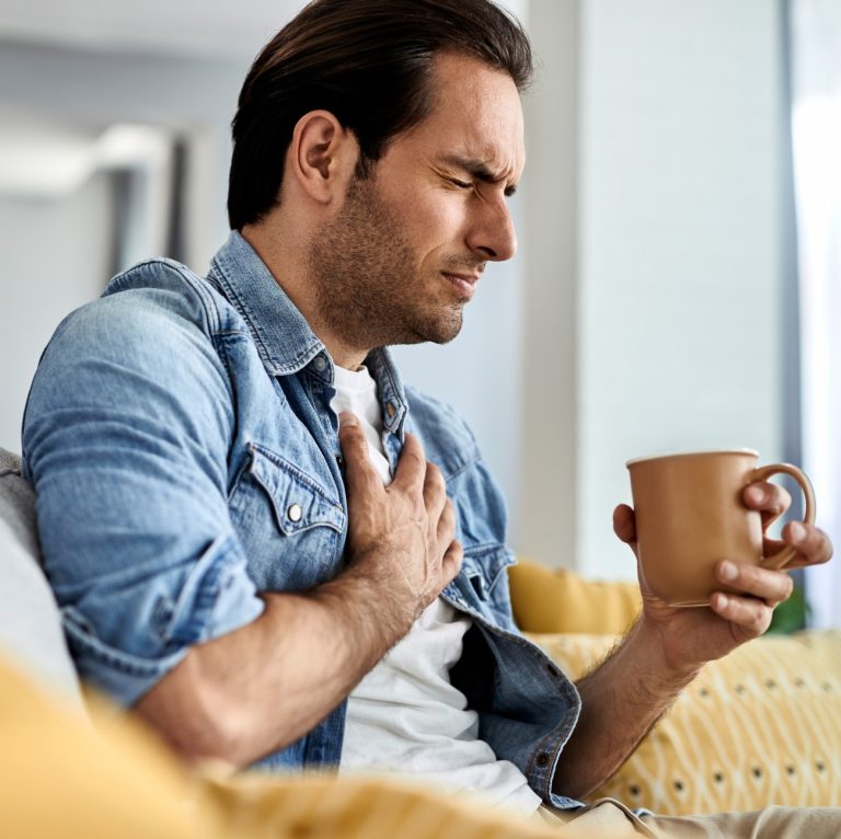 Άντρας πιάνει την καρδιά του