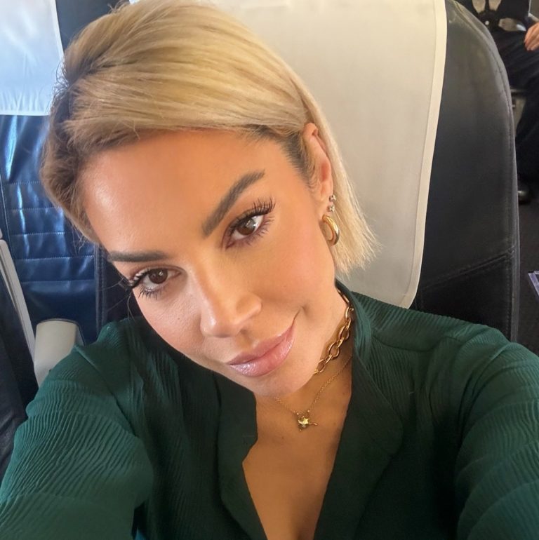 Η Μαριάντα Πιερίδη στο αεροπλάνο