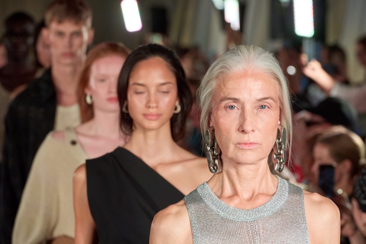 μοντέλο ώριμο σε πασαρέλα με άλλα μοντέλα