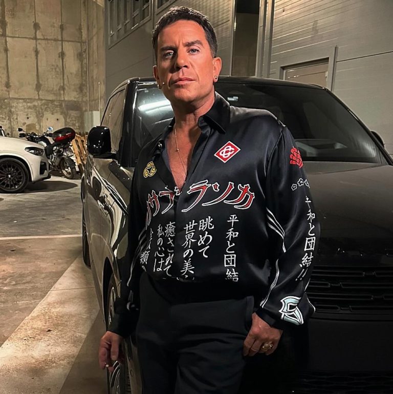 Ο Γιώργος Μαζωνάκης στέκεται μπροστά σε αυτοκίνητο