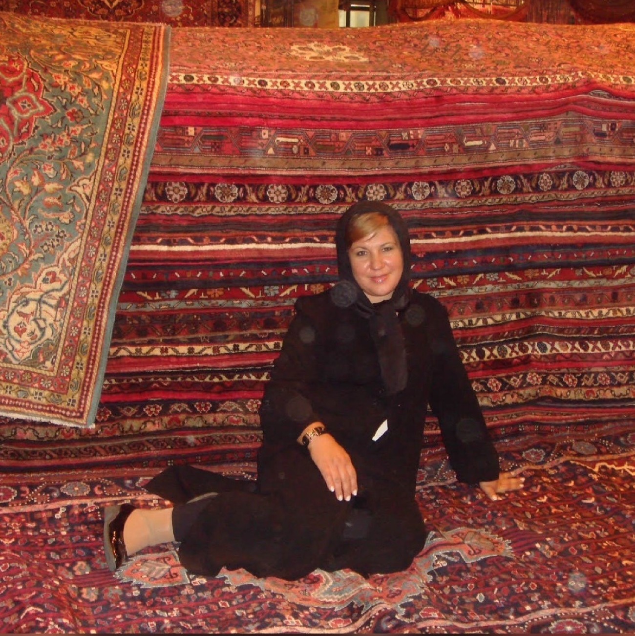 Η Δέσποινα Μοιραράκη στο Ιράν πάνω σε χαλιά