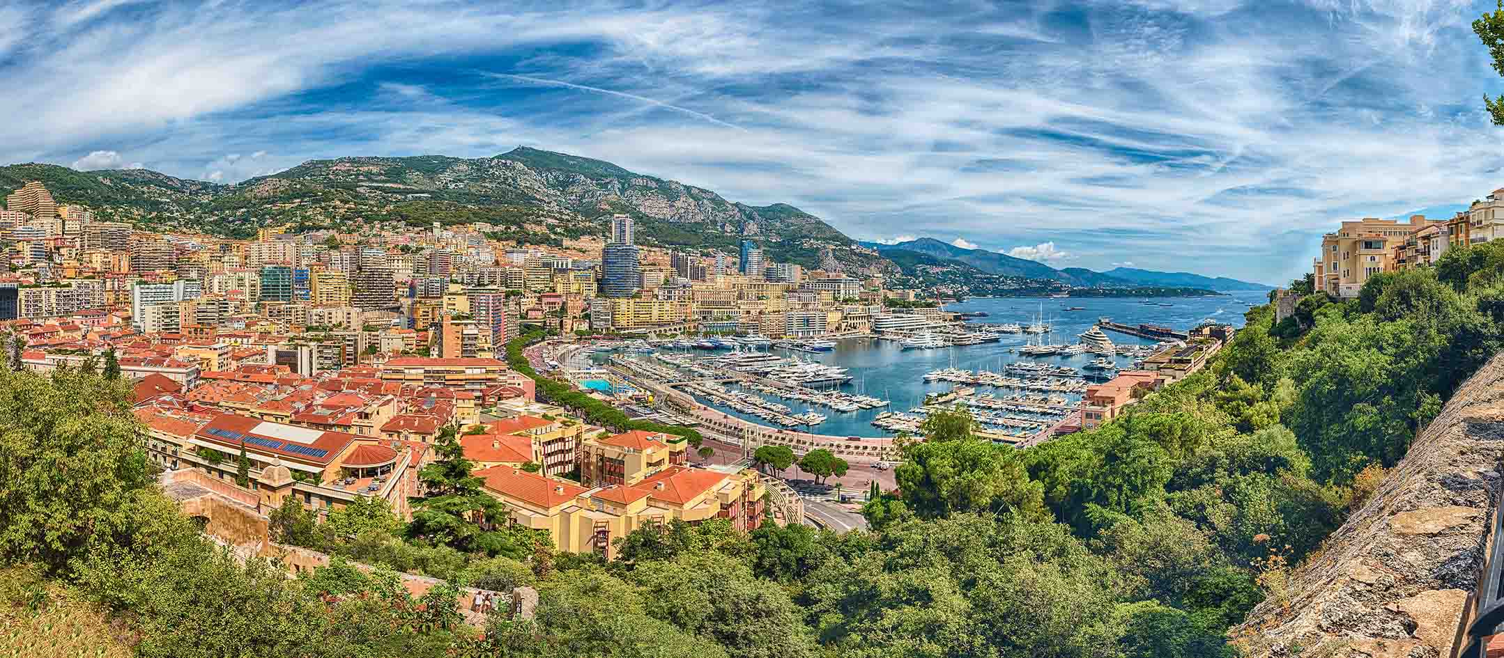 Πανοραμική άποψη του Μονακό με το λιμάνι του. 