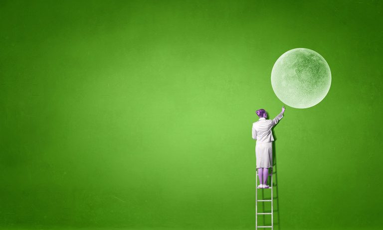 Γυναίκα πάνω σε σκάλα πιάνει το φεγγάρι.