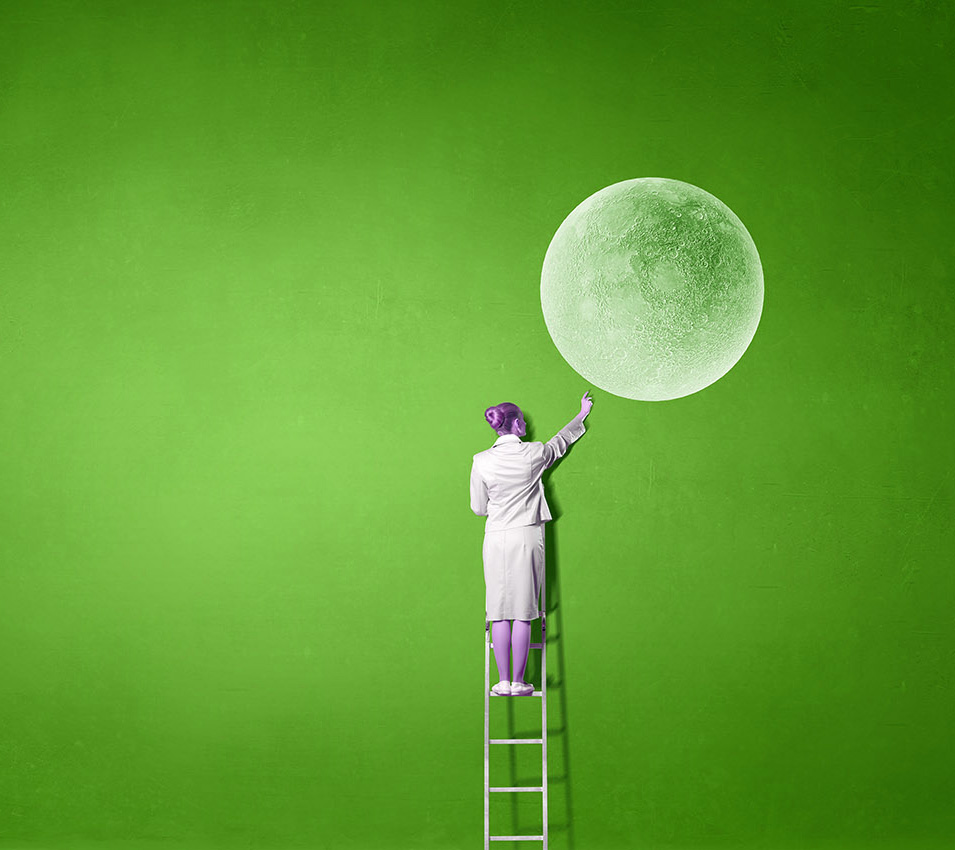 Γυναίκα πάνω σε σκάλα πιάνει το φεγγάρι.