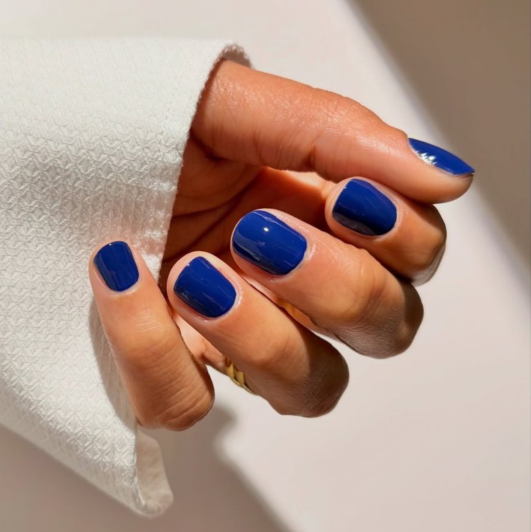 Navy Blue μανικιούρ