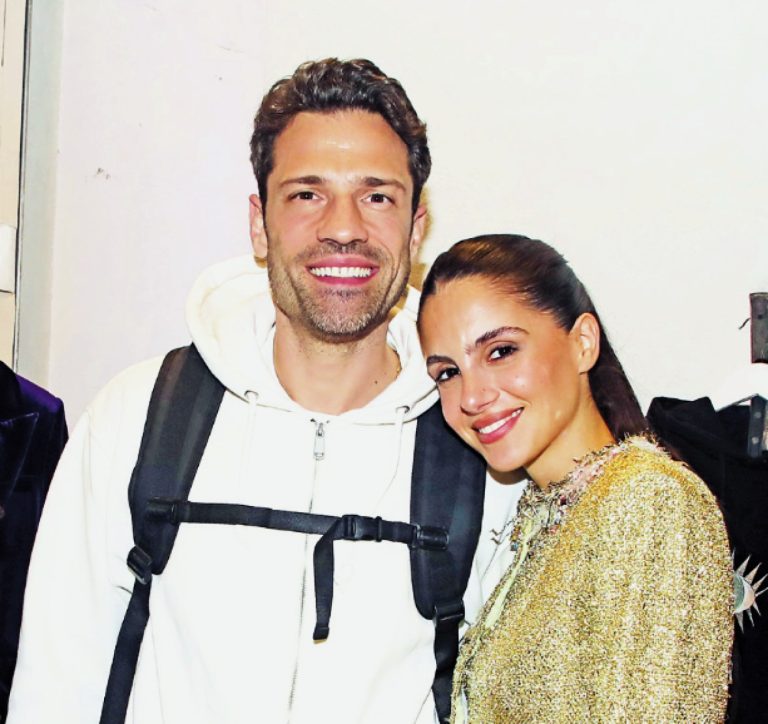 Αλεξάνδρα Νίκα και Κωνσταντίνος Αργυρός χαμογελαστοί και αγκαλιασμένοι