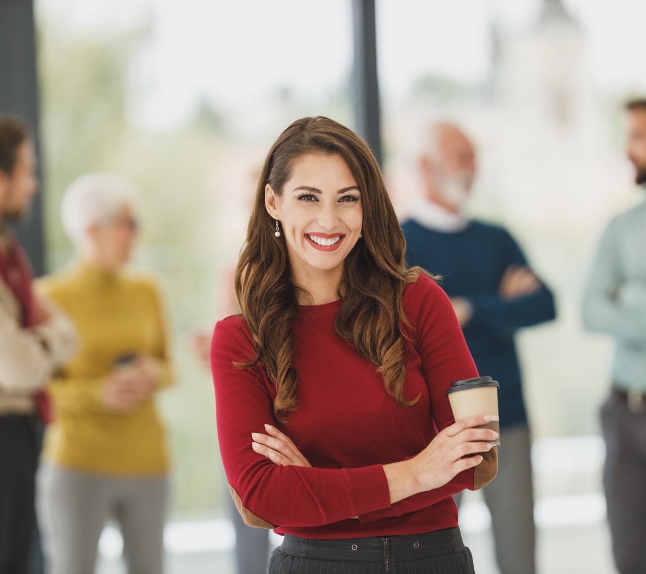 Γυναίκα χαμογελά με σιγουριά για τον εαυτό της