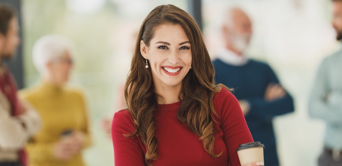 Γυναίκα χαμογελά με σιγουριά για τον εαυτό της