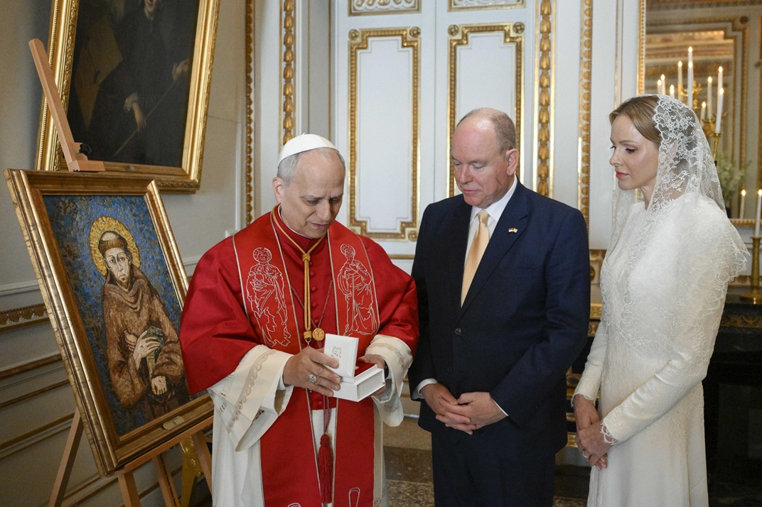 Φωτογραφία που έδωσαν στη δημοσιότητα τα Μέσα του Βατικανού απεικονίζει τον πρίγκιπα Αλβέρτο και την πριγκίπισσα Charlene και τον Πάπα Λέοντα ΙΔ' στη διάρκεια συνάντησης στο Παλάτι στο Μονακό, 28 Μαρτίου 2026