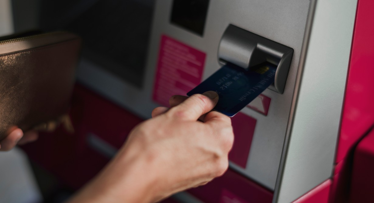 Τραπεζική κάρτα σε ΑΤΜ Ποιο είναι το λάθος που κάνουν οι 9 στους 10 με Pin και password
