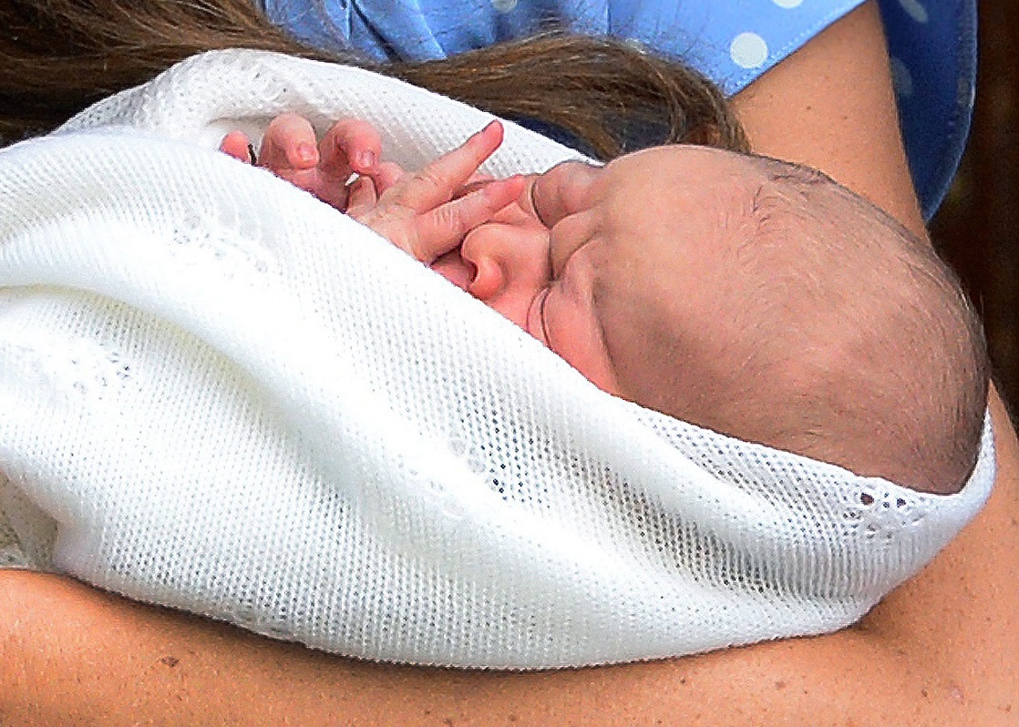 H Kate Middleton κρατά στην αγκαλιά της τον νεογέννητο γιο της, έξω από το νοσοκομείο St. Mary's στο Λονδίνο, 23 Ιουλίου 2013