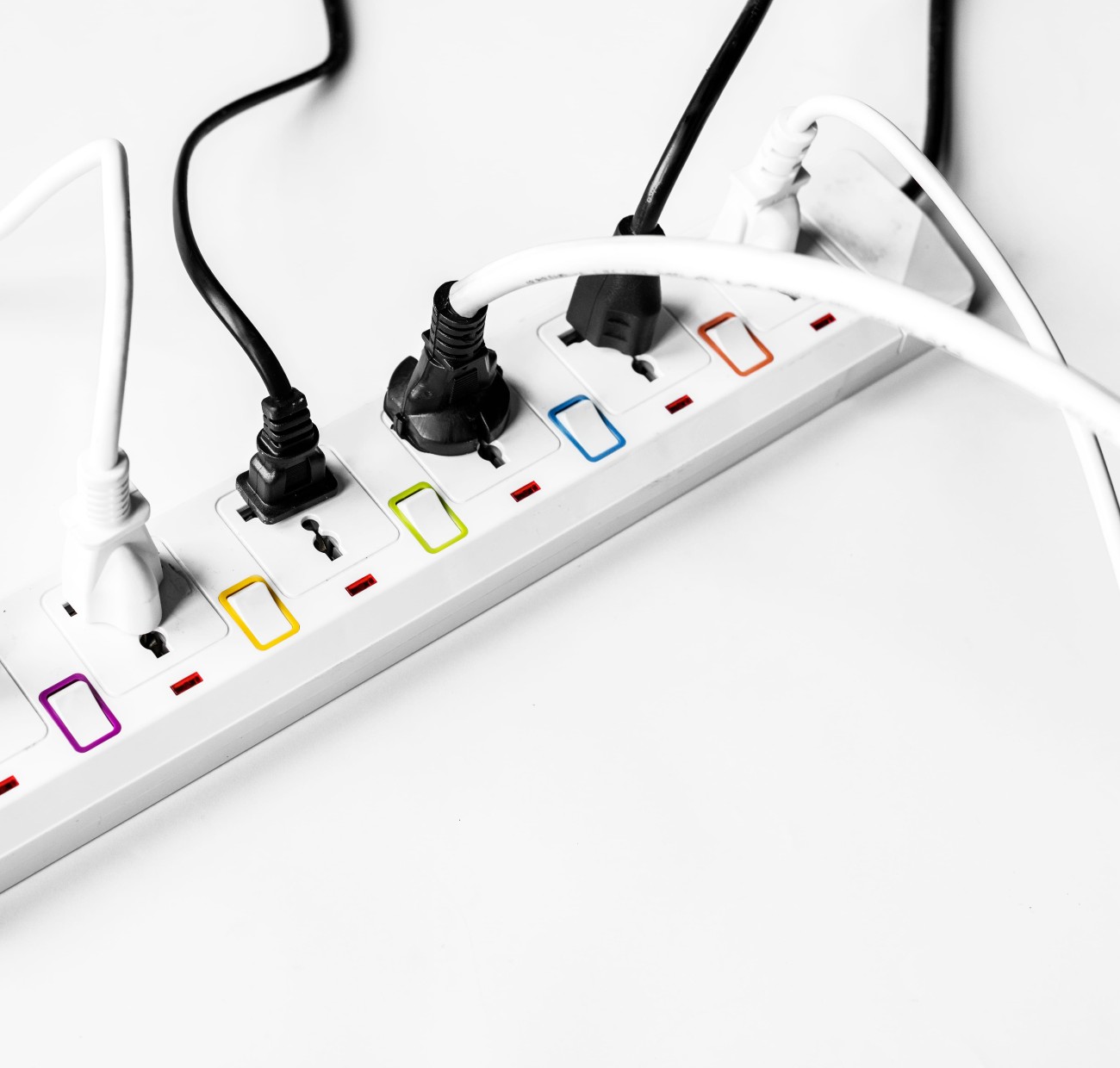 Ti πρέπει να γνωρίζετε για τον φορτιστή σας που έχετε συνέχεια σε πρίζα. Στη φωτογραφία μας πολύπριζο με πρίζες και καλώδια