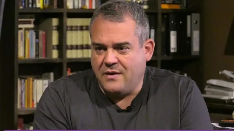 Ο Πυγμαλίων Δαδακαρίδης μίλησε για την απώλεια του πατέρα του και το πώς τη διαχειρίζεται, αλλά και την ανάγκη να εκτιμούμε το παρόν. 