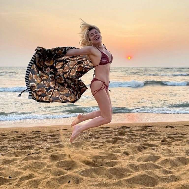 Η Σμαράγδα Καρύδη στη Σρι Λάνκα με μαγιό